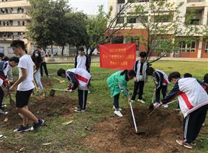 一年之计在于春 植树成长正当时 ——校团委组织开展绿化校园植树活动