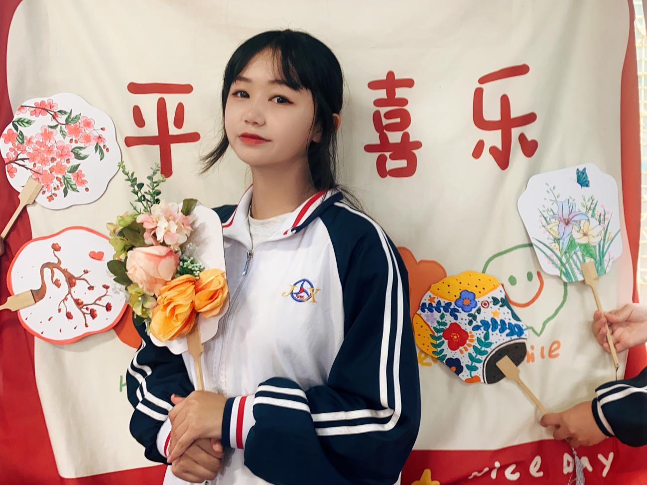 【清廉学校】时光凝香·花满交校 ——交校学子手绘团扇送祝福