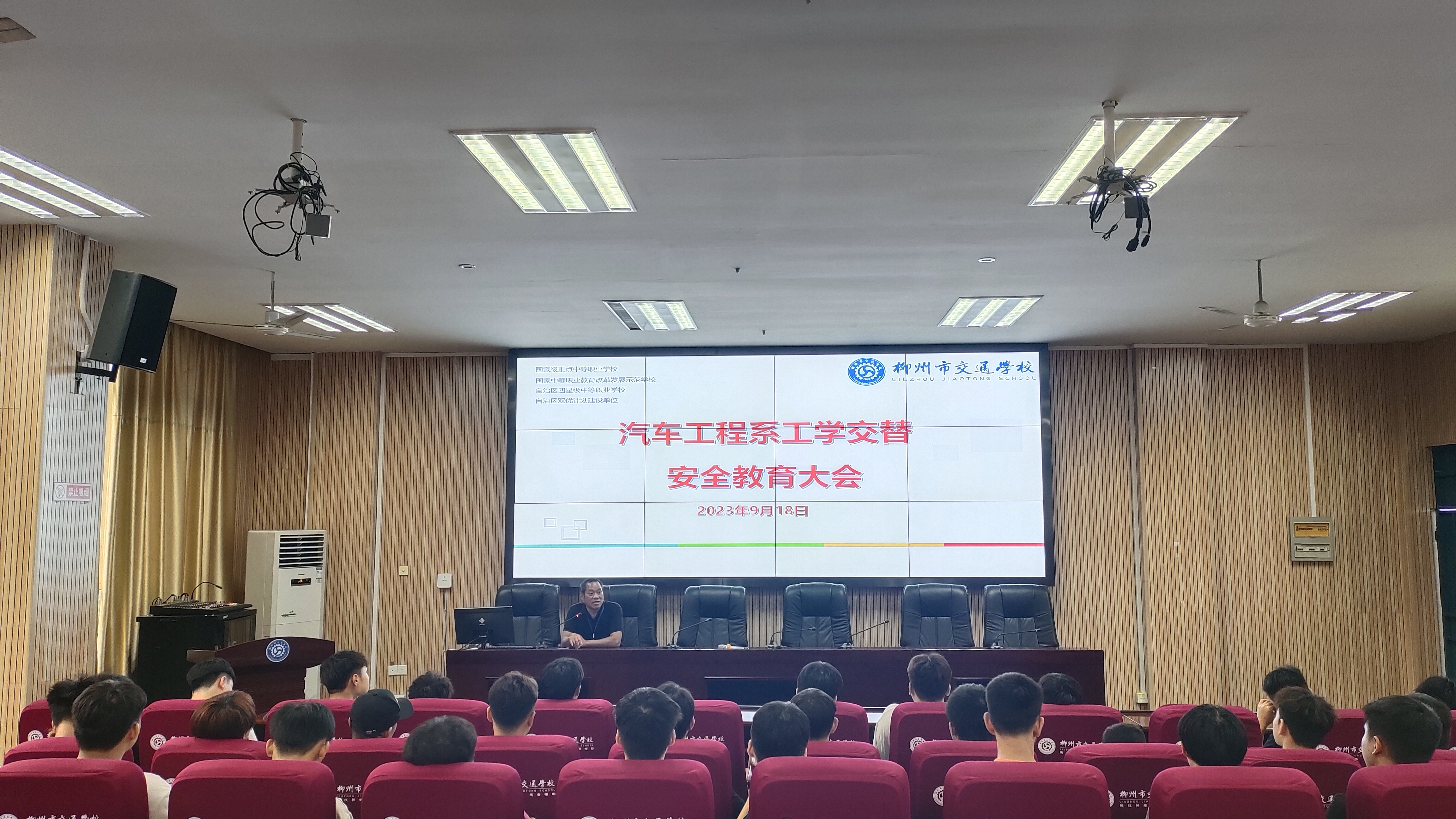 工学交替强技能 安全意识挂心头——2022级汽车运用与维修专业学生赴东风柳州汽车有限公司开展工学交替活动