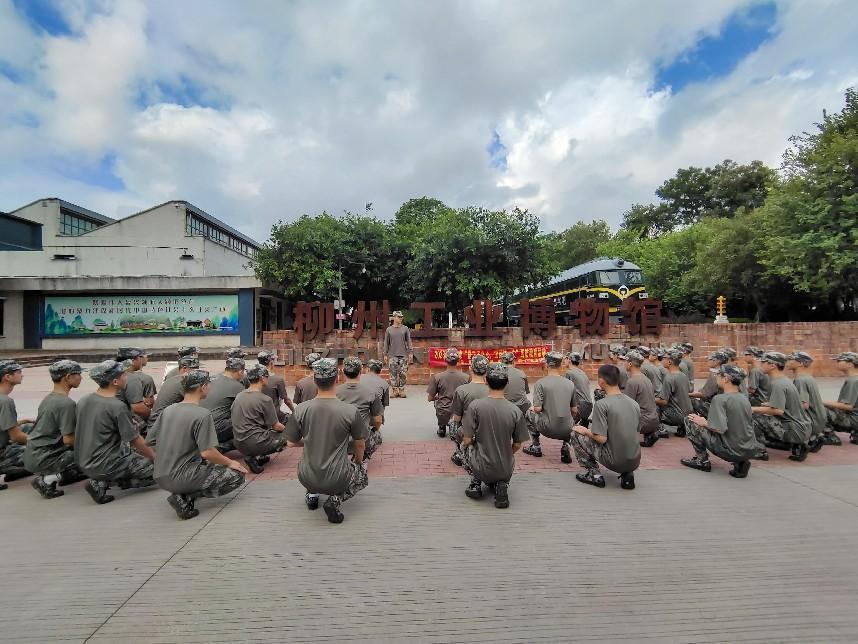 悟工匠之心 固国防之力 ——400全讯白菜网组织国防教育特色班学生到柳州工业博物馆开展研学活动